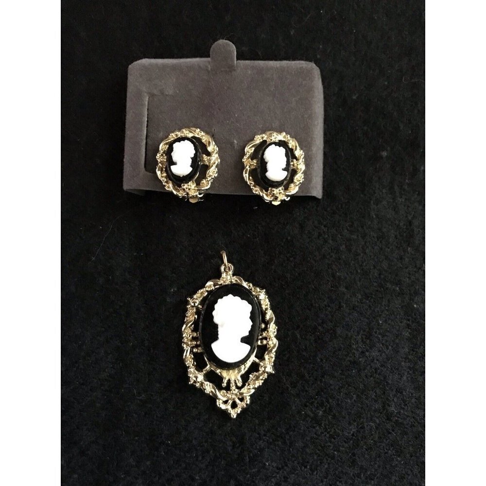 Vintage S&G 5th Avenue Black & White Cameo Pendant & Clip On Earrings Gold Tone